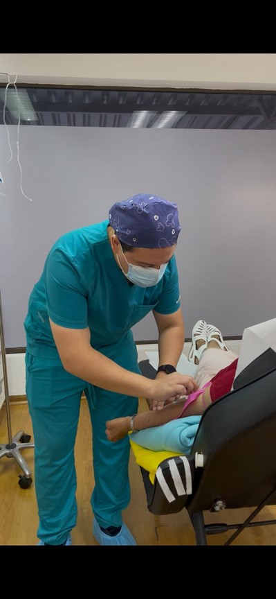 José Carlos aplicando ozonoterapia para dolor en Ozonízame